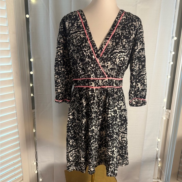 Willow & Clay Black White Abstract Wrap Dress Pink Trim Size Large Made in USA - Picture 2 of 10